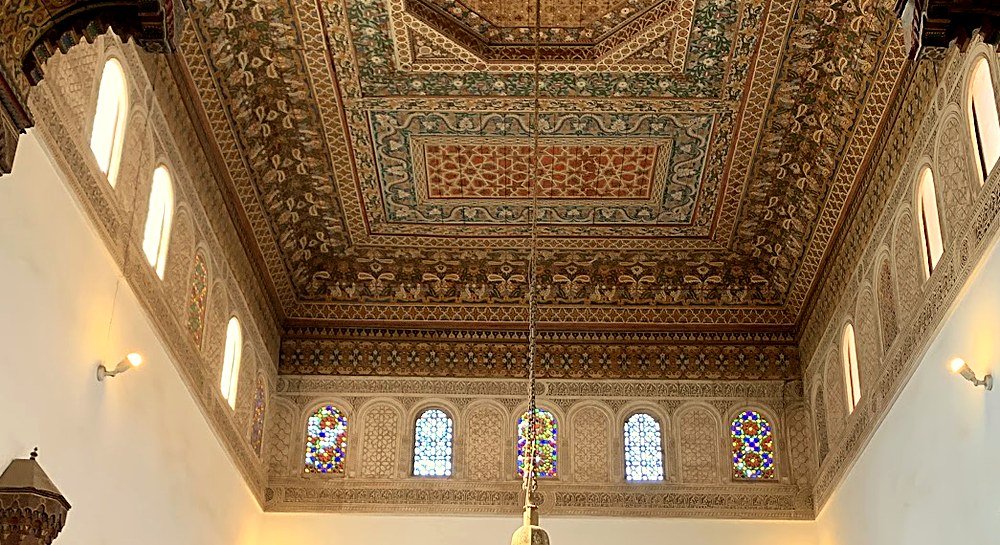 Techo tallado en un riad de Marruecos